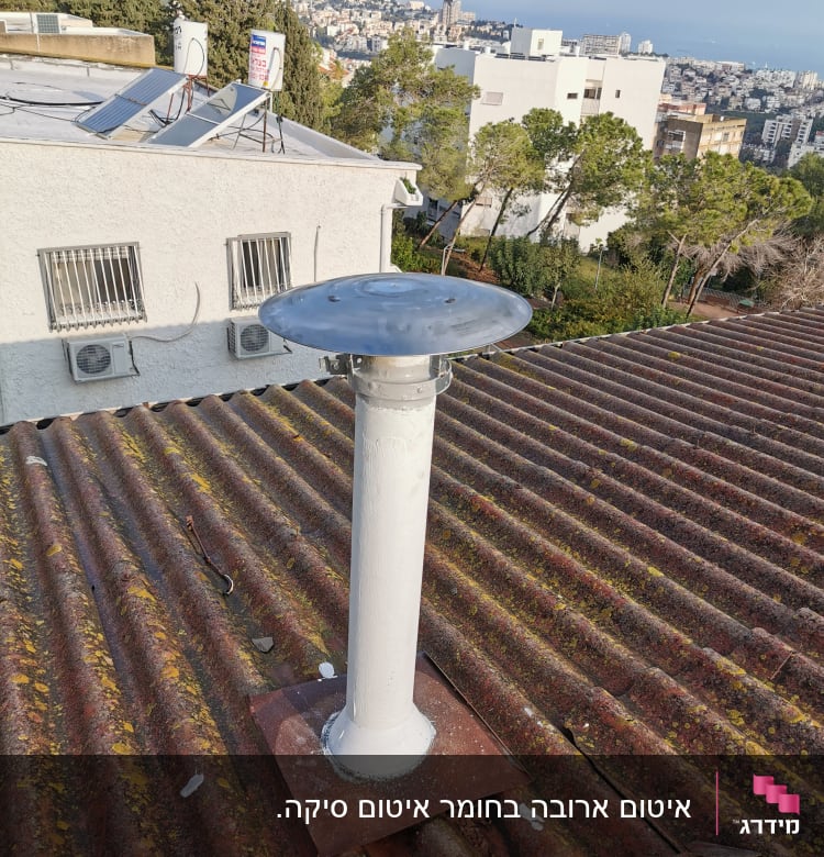 צינור אטום על גג רעפים עם כיסוי מתכת